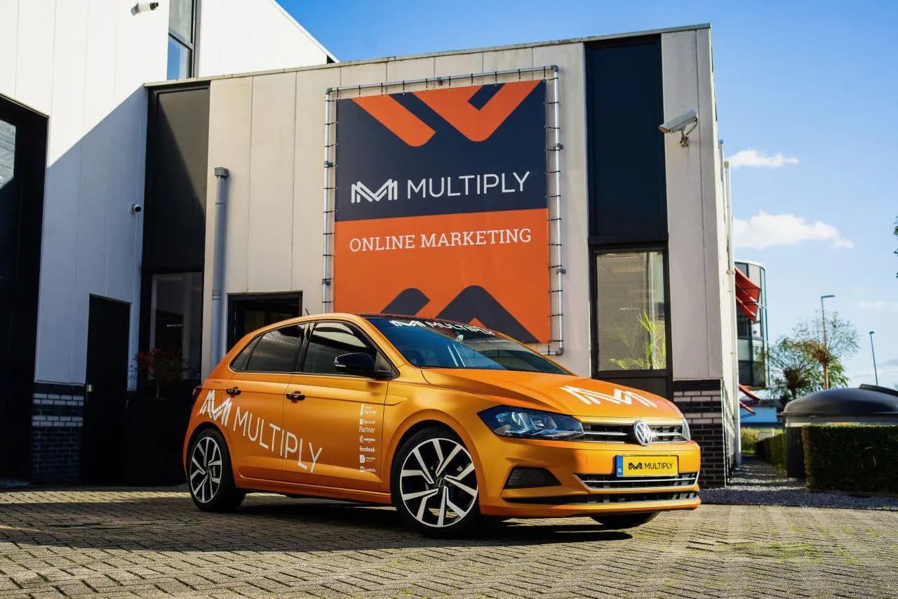 De Multiply-bus waarmee we klanten bezoeken