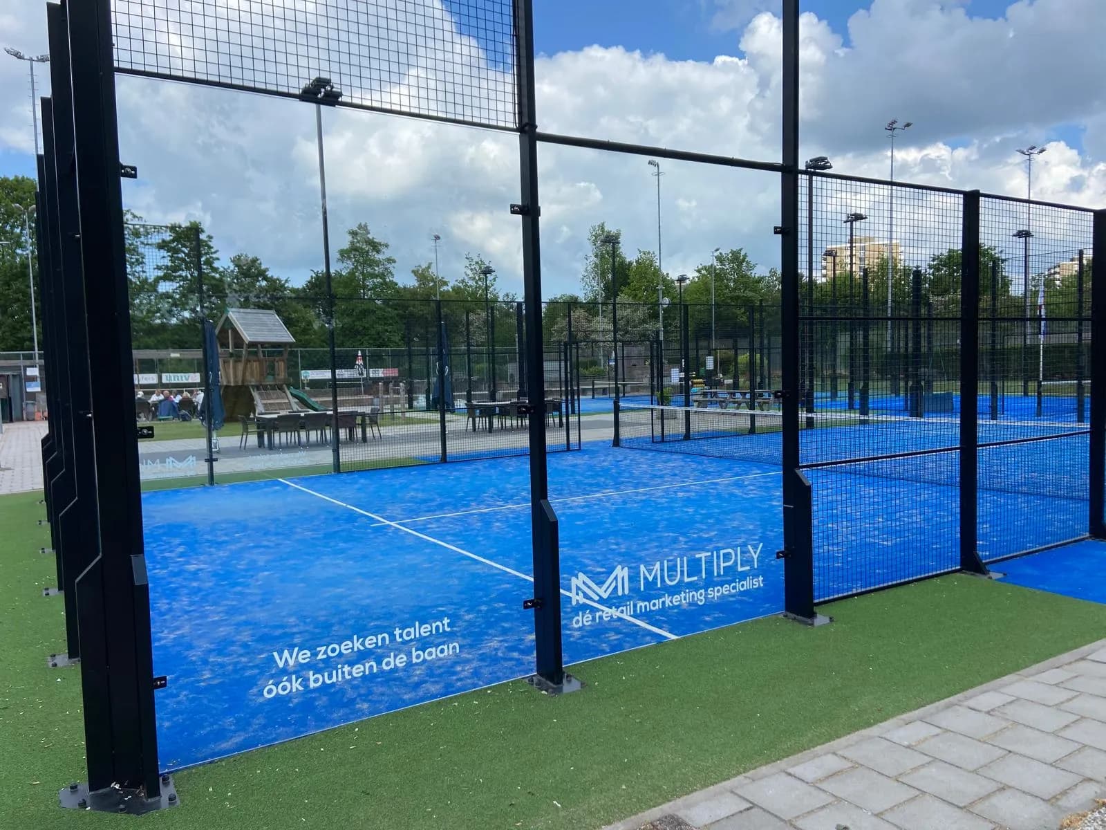 Padelbaan met Multiply-sponsoring: we zoeken talent, óók buiten de baan