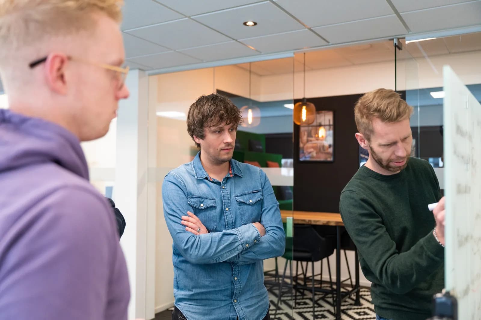 Teamoverleg bij het whiteboard